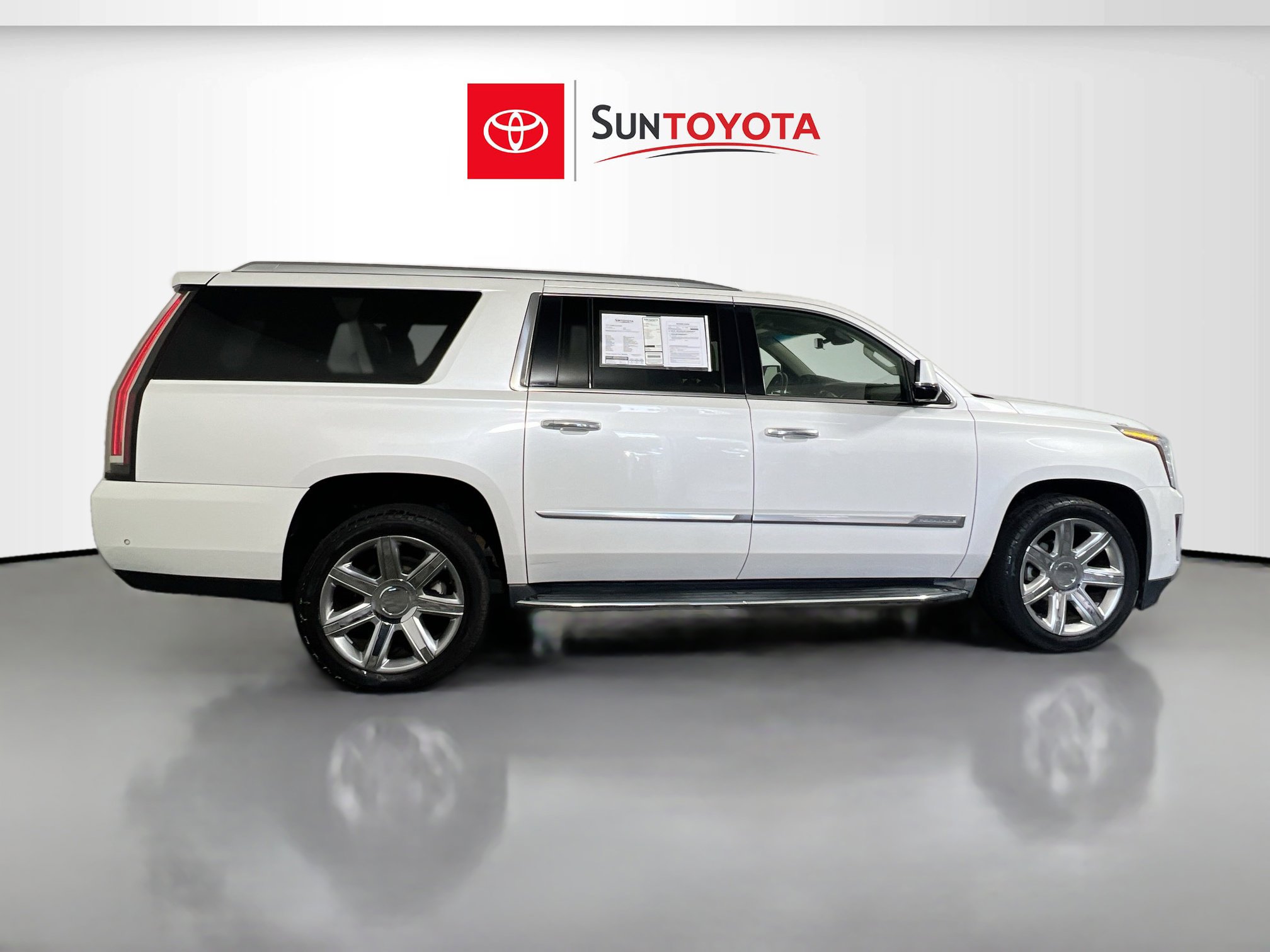 Used 2017 Cadillac Escalade ESV Luxury RWD image 2