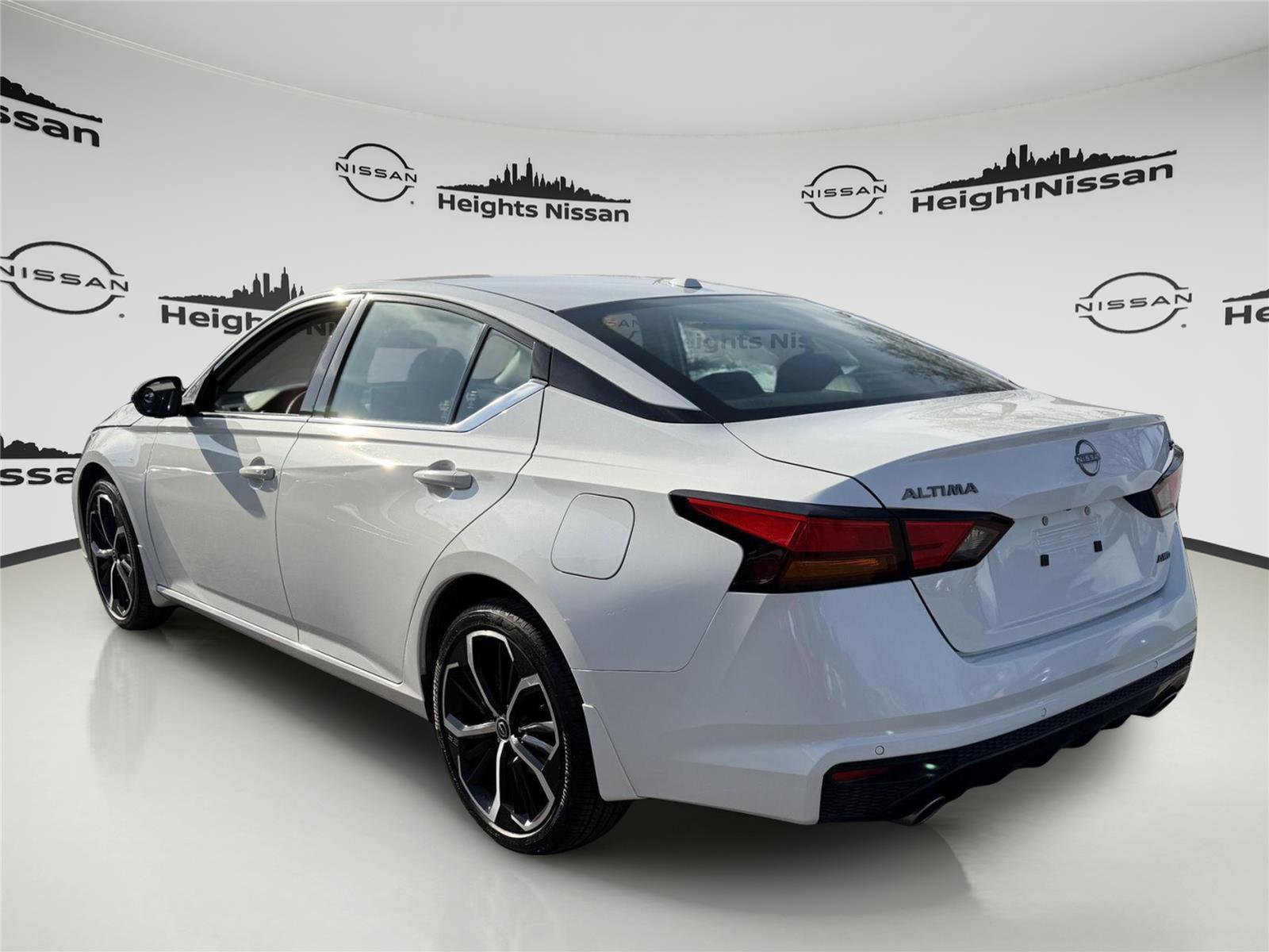 Used 2024 Nissan Altima 2.5 SR image 3