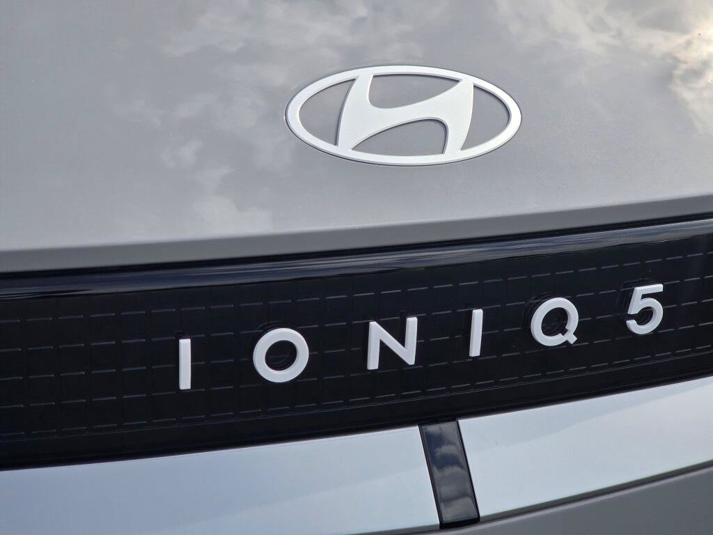 New 2025 Hyundai Ioniq 5 SE AWD/4WD image 12