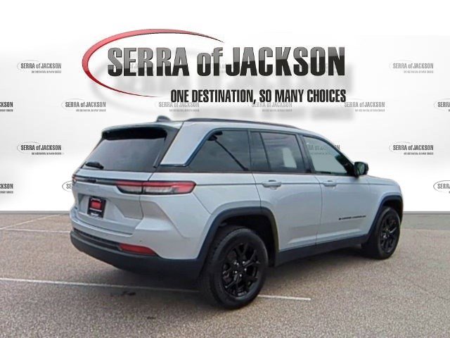 Used 2024 Jeep Grand Cherokee Altitude image 9