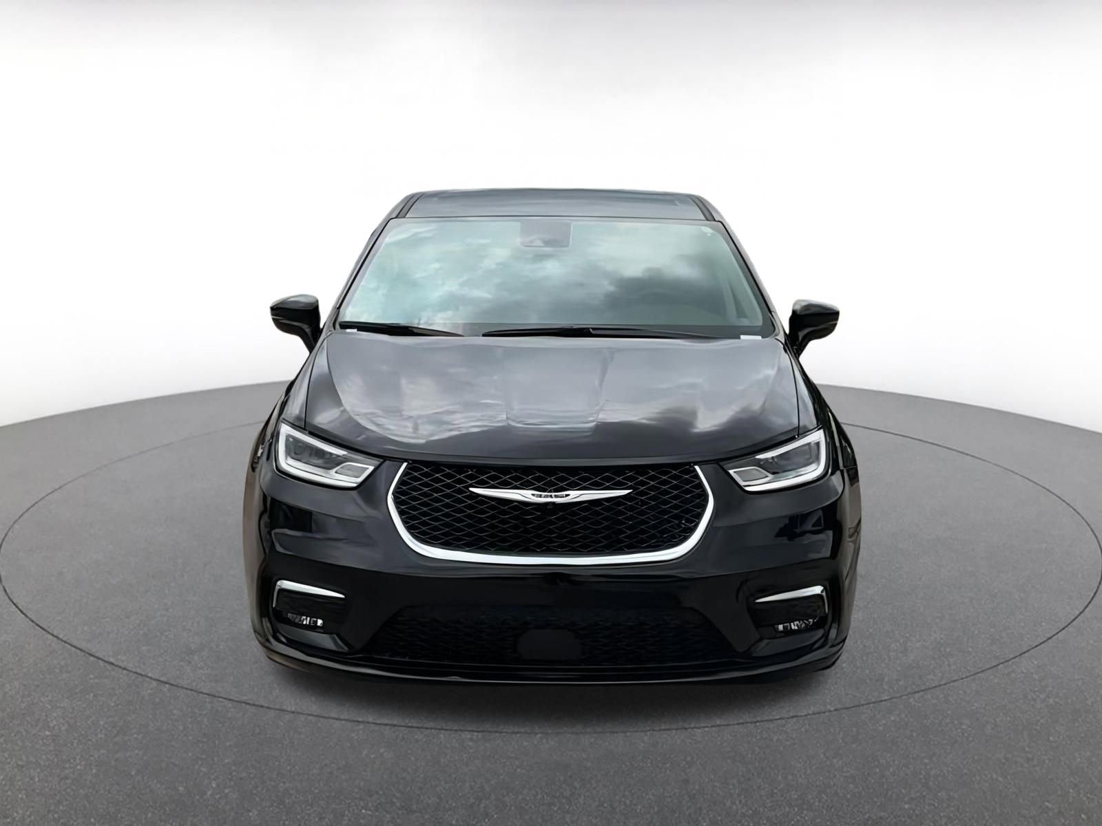 Used 2024 Chrysler Pacifica Touring-L image 4