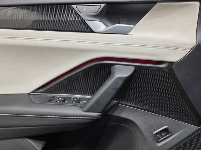 Certified 2025 Volkswagen Tiguan SE image 12