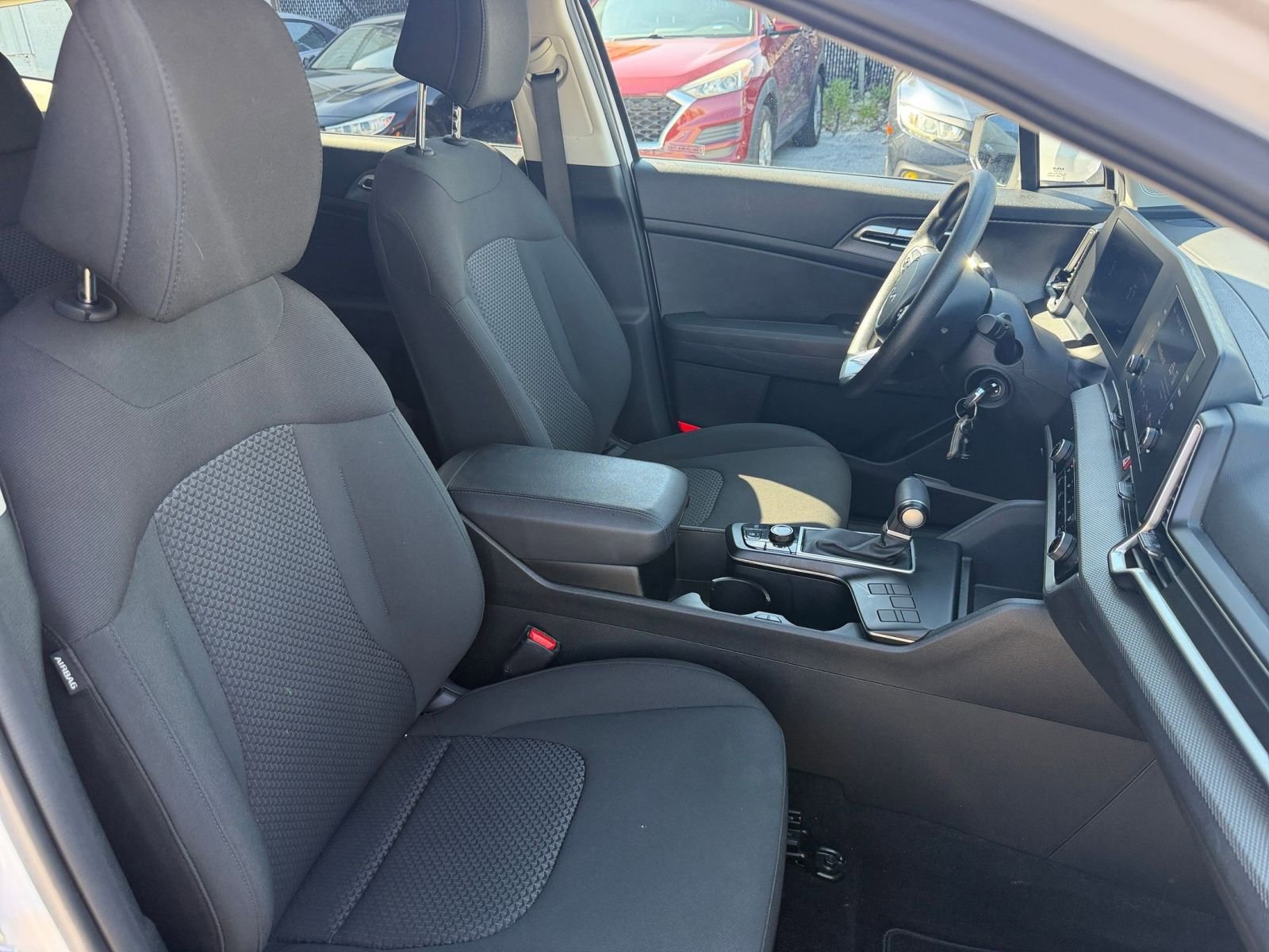 Used 2025 Kia Sportage LX image 31