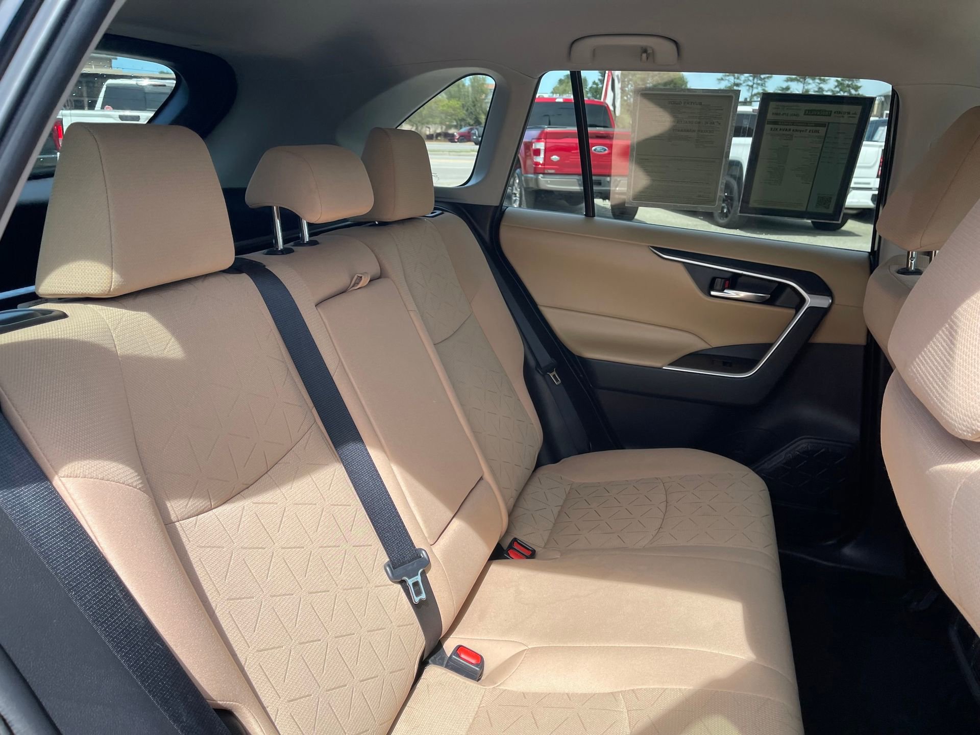 Used 2021 Toyota RAV4 XLE image 29