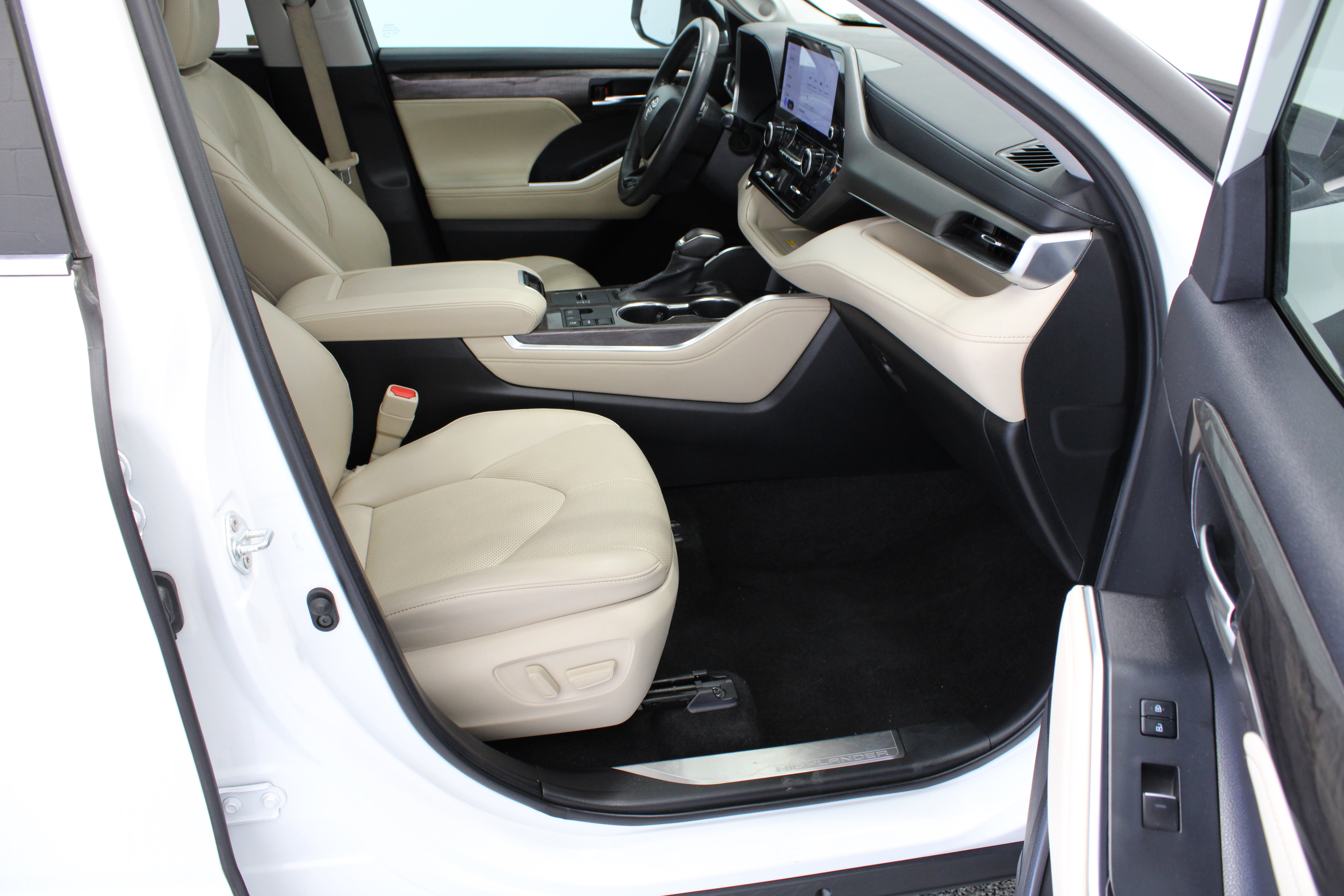 Used 2023 Toyota Highlander Limited FWD image 41
