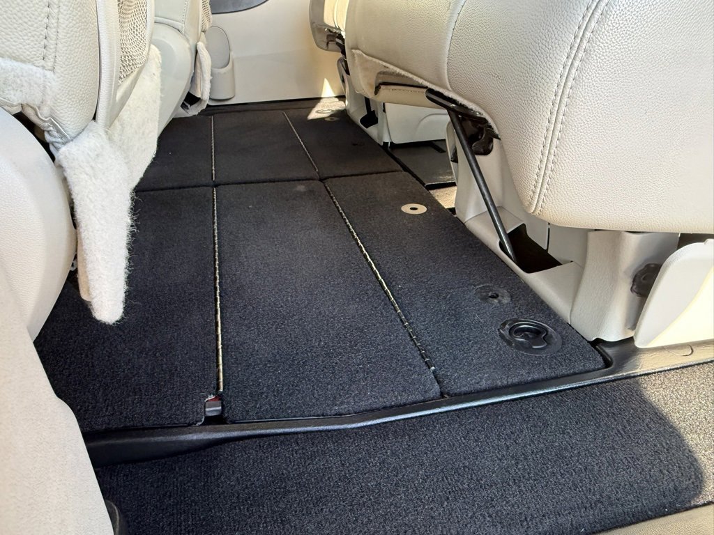 Used 2013 Chrysler Town & Country Touring image 20