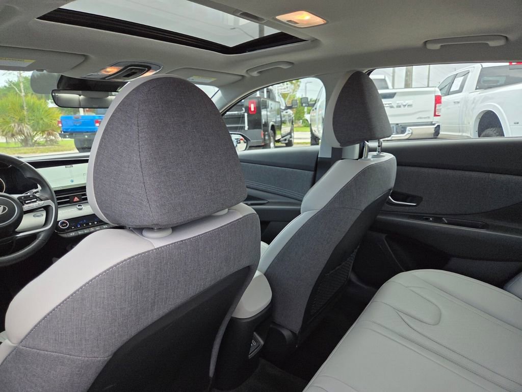 Used 2025 Hyundai Elantra Limited image 18