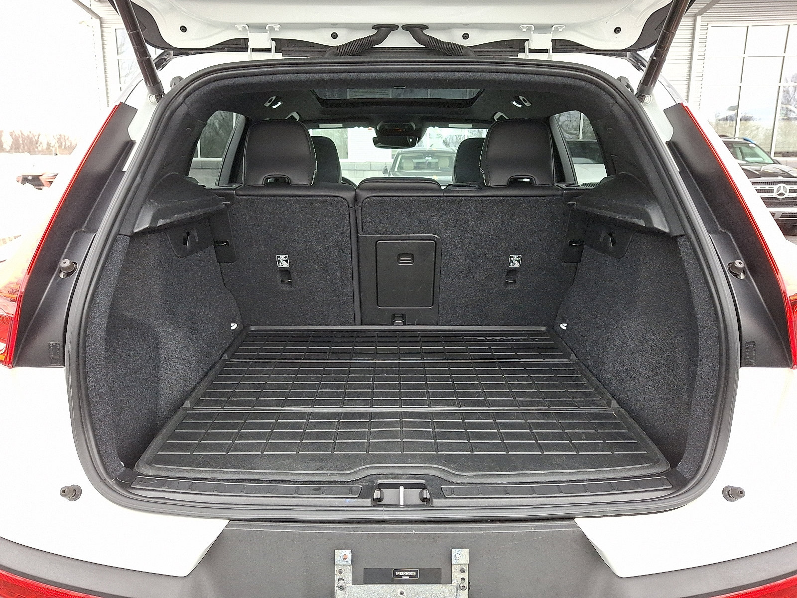 Used 2021 Volvo XC40 T5 R-Design w/ Climate Package image 28