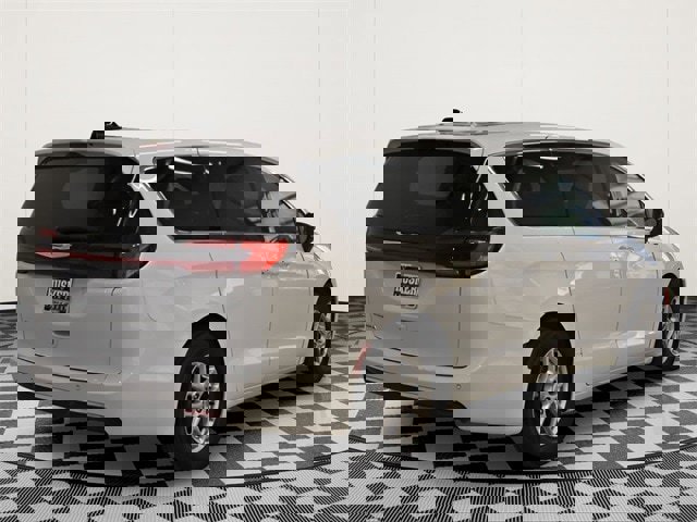 Used 2025 Chrysler Pacifica Select image 4