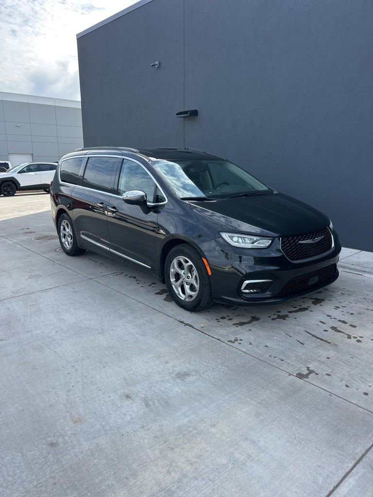 Used 2023 Chrysler Pacifica Limited image 3