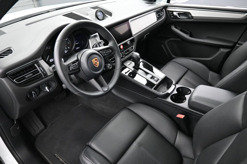 Certified 2026 Porsche Macan AWD/4WD image 4