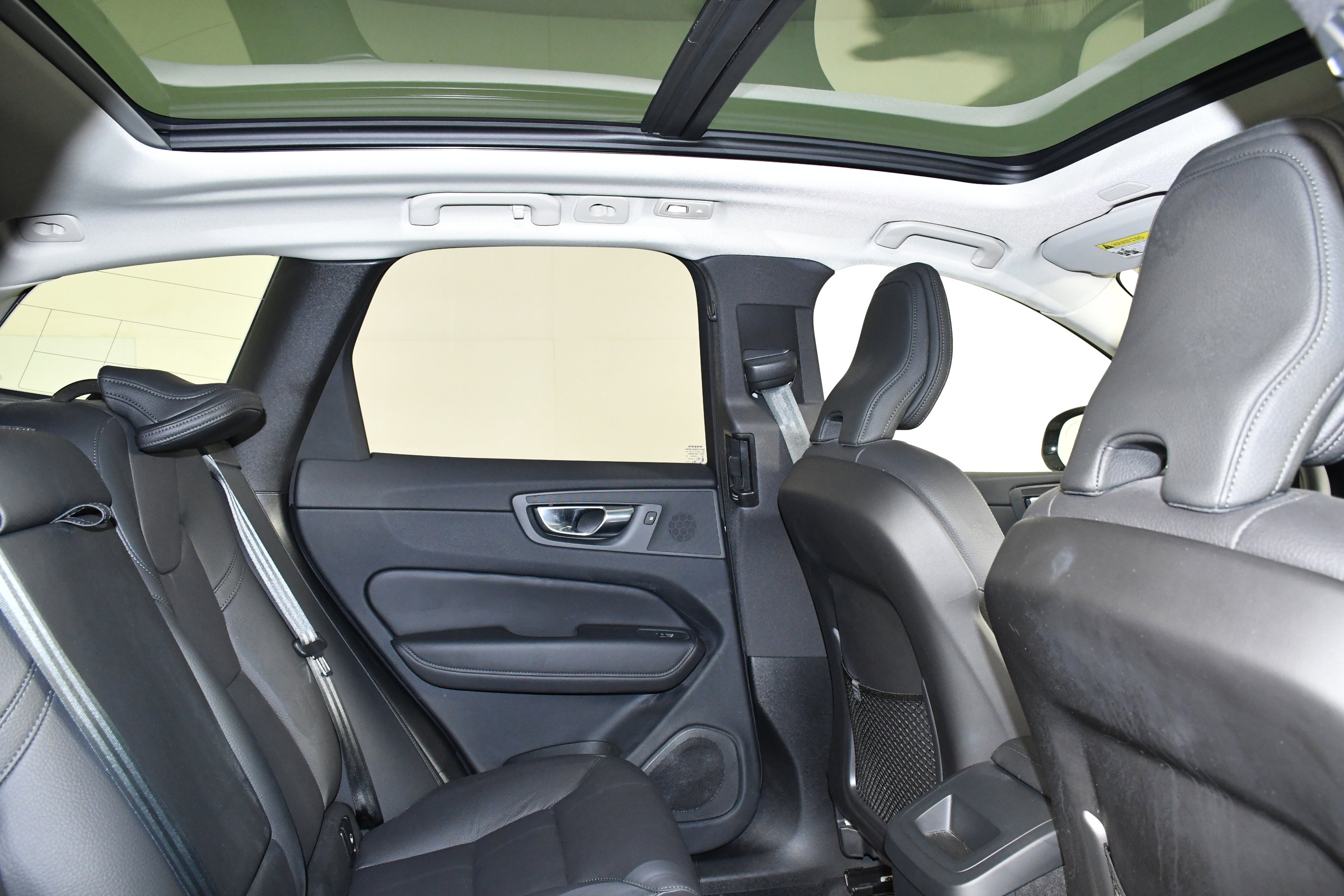 Used 2025 Volvo XC60 B5 Plus image 23