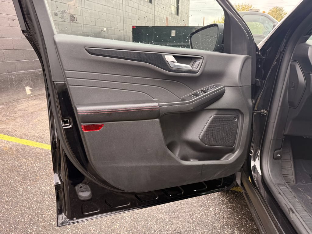 Used 2025 Ford Escape ST-Line Select AWD/4WD image 23