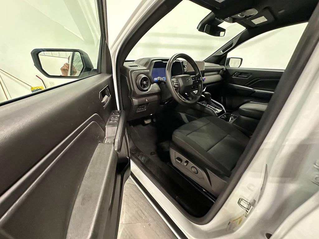 Used 2024 Chevrolet Colorado Trail Boss w/ Advanced Trailering Package AWD/4WD image 18