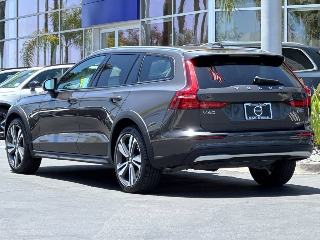 Certified 2025 Volvo V60 B5 Cross Country Plus AWD/4WD image 3