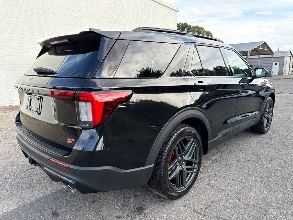 Used 2025 Ford Explorer ST AWD/4WD image 2