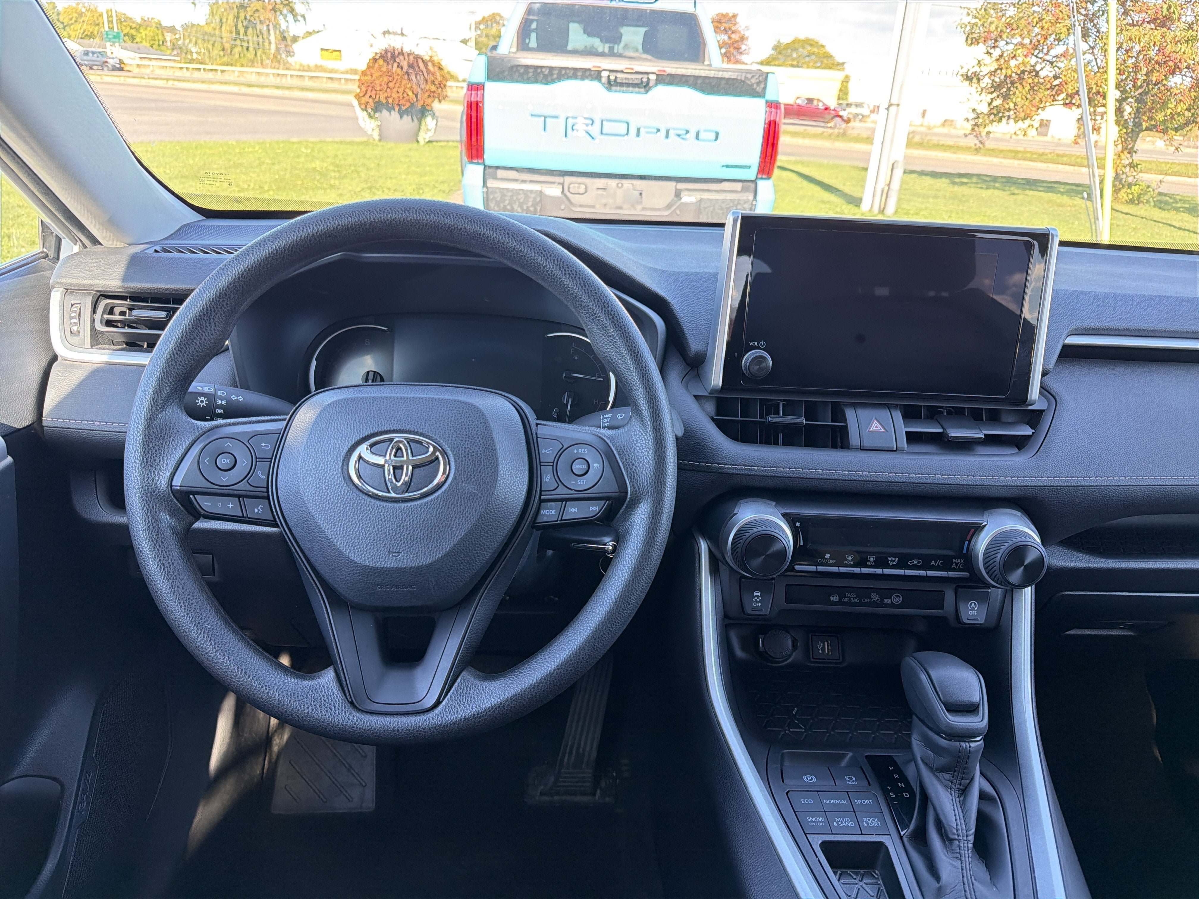 Used 2023 Toyota RAV4 LE AWD/4WD image 11