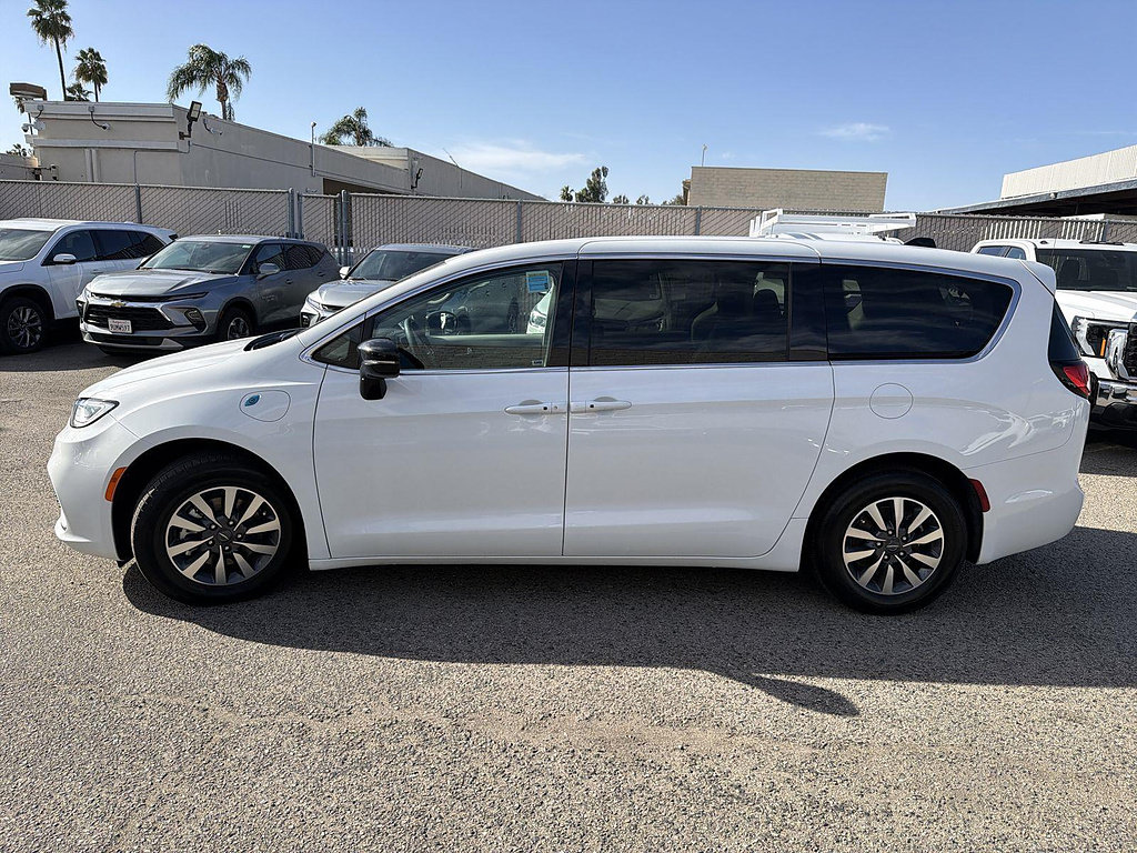 Used 2024 Chrysler Pacifica Limited FWD image 8
