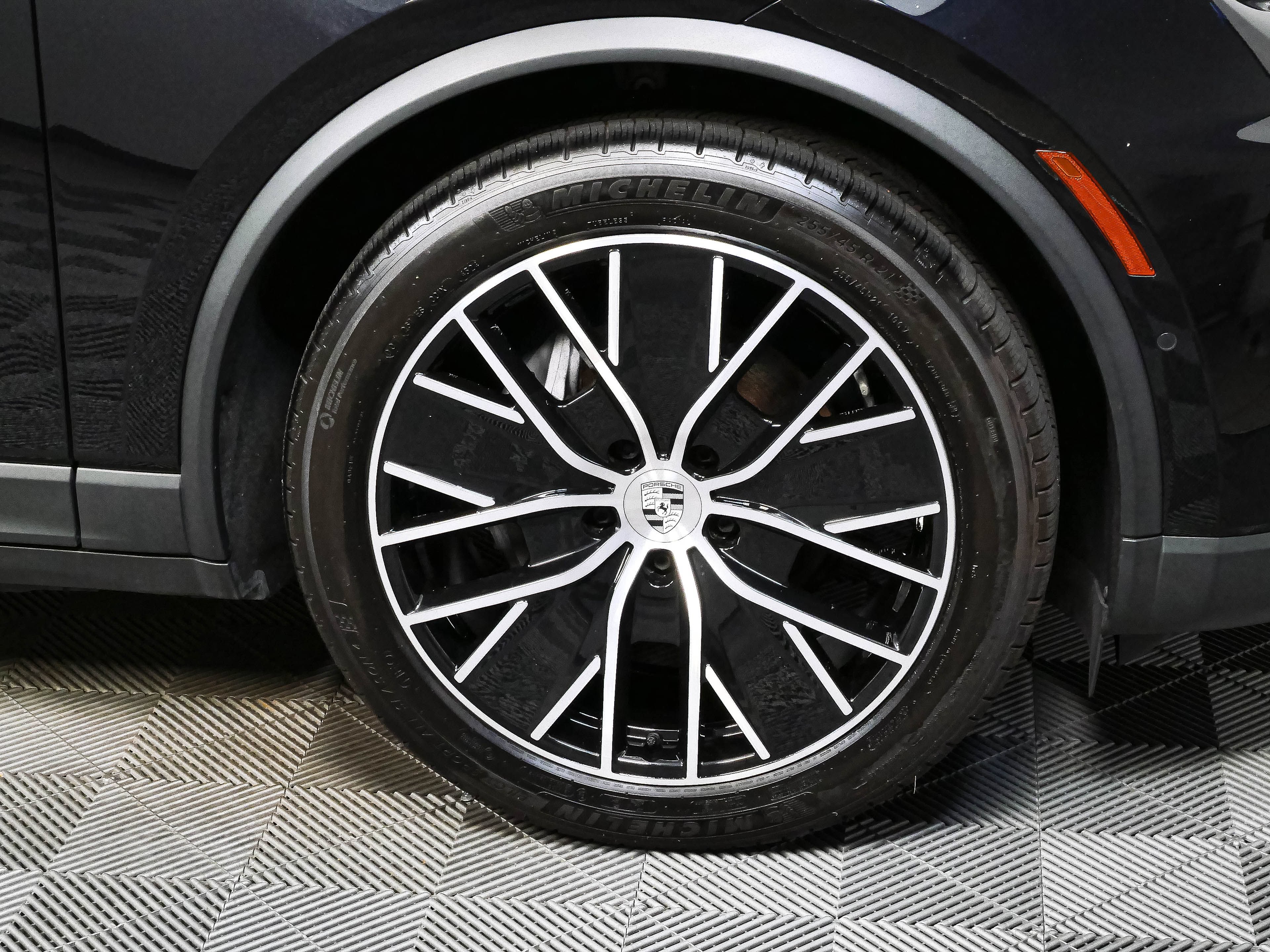Certified 2025 Porsche Macan Electric RWD image 38