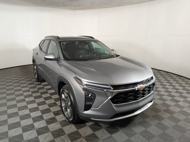 Certified 2025 Chevrolet Trax LT w/ LT Convenience Package FWD image 9