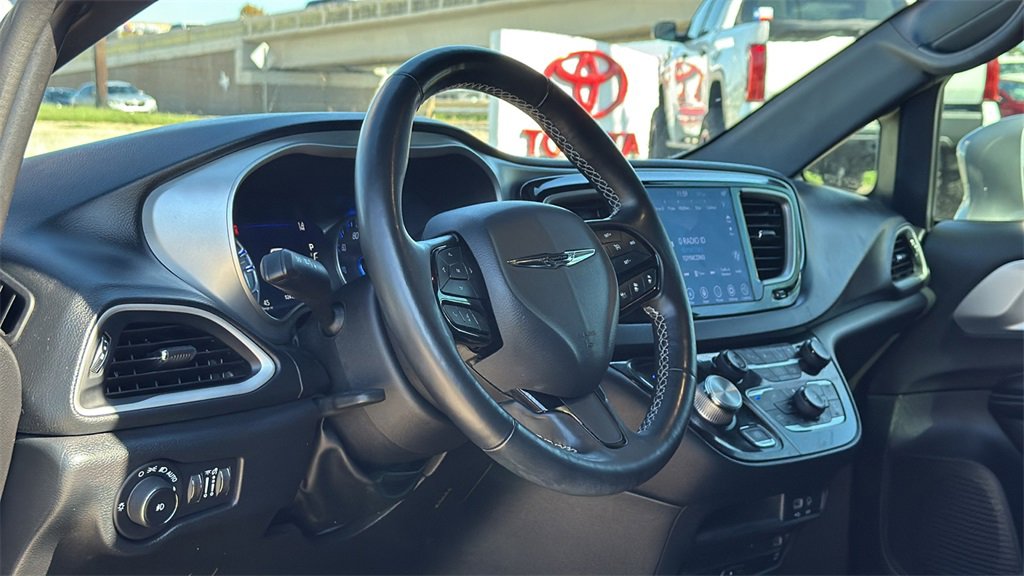 Used 2020 Chrysler Pacifica Touring-L Plus image 11