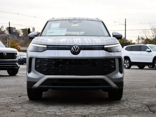 New 2026 Volkswagen Tiguan SE FWD image 2
