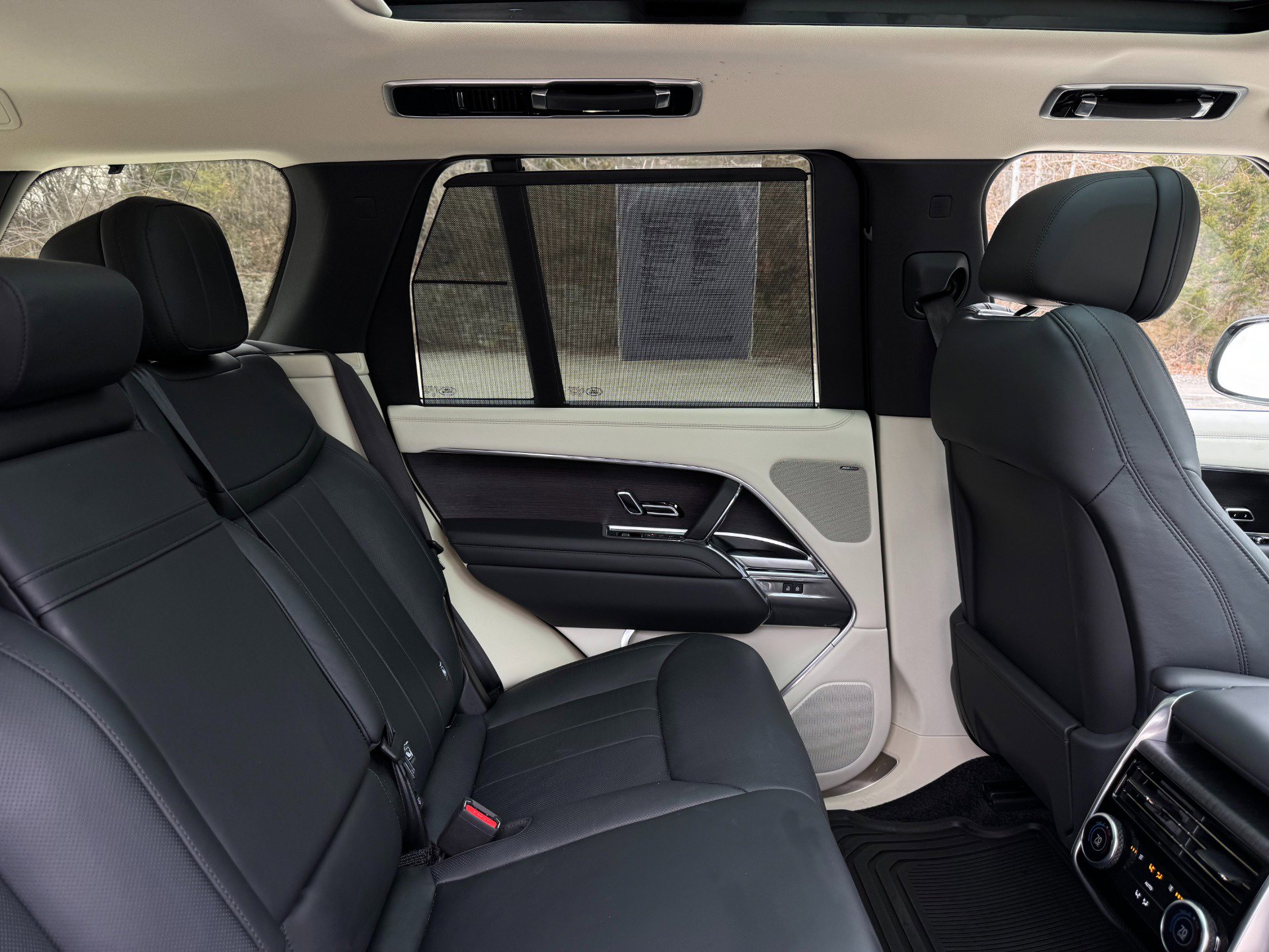 Used 2024 Land Rover Range Rover SE image 35