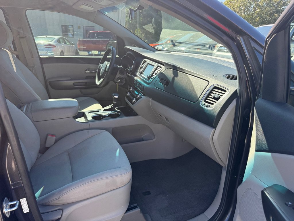 Used 2021 Kia Sedona LX FWD image 15