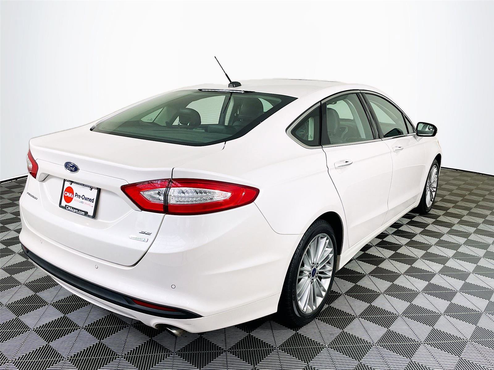 Used 2016 Ford Fusion SE w/ Equipment Group 202A FWD image 9