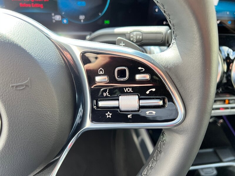 Used 2023 Mercedes-Benz EQB 300 4MATIC image 29