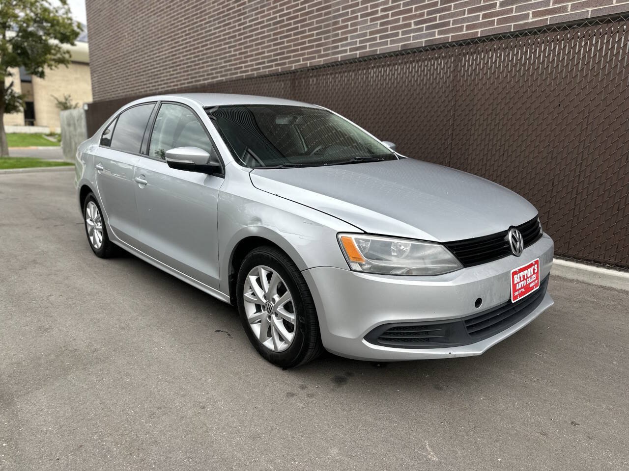 Used 2011 Volkswagen Jetta SE FWD image 2