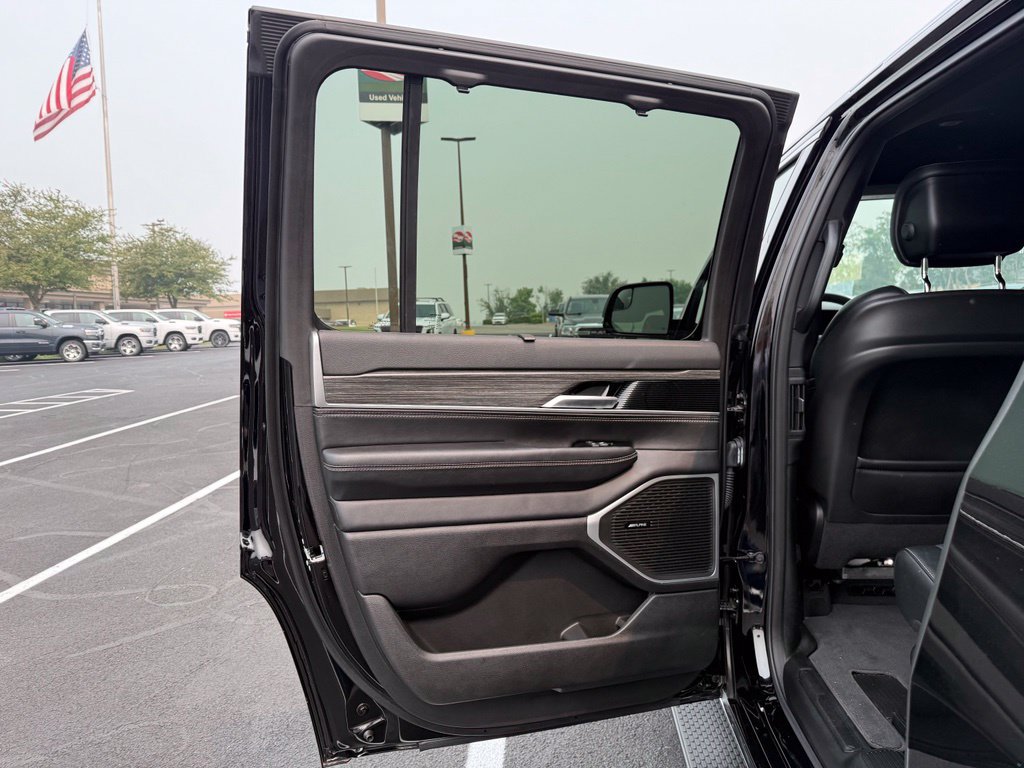Used 2023 Jeep Wagoneer Series II w/ Convenience Group I AWD/4WD image 8