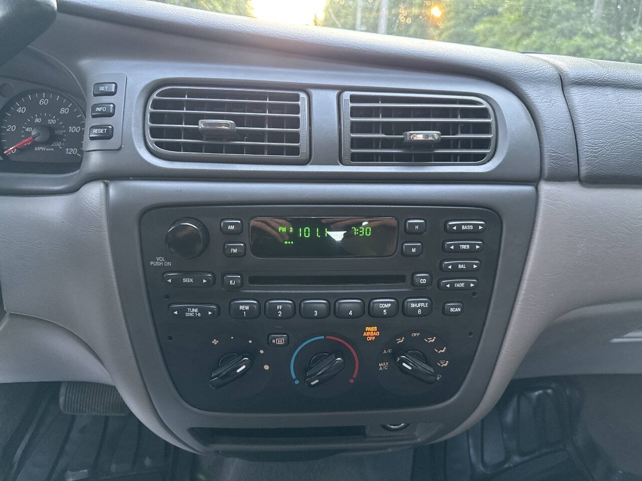 Used 2004 Ford Taurus SES FWD image 22