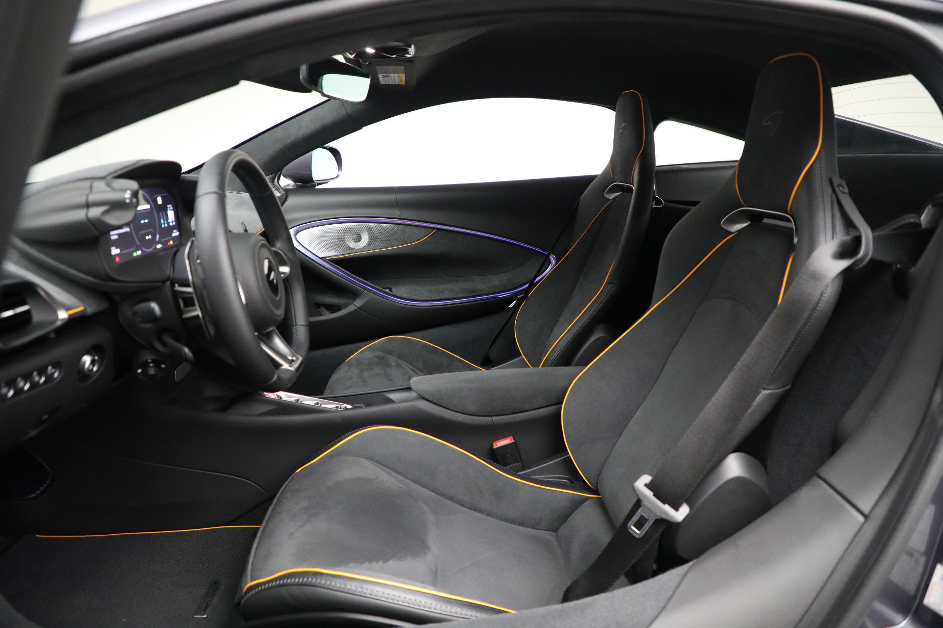 Used 2024 McLaren Artura RWD image 22