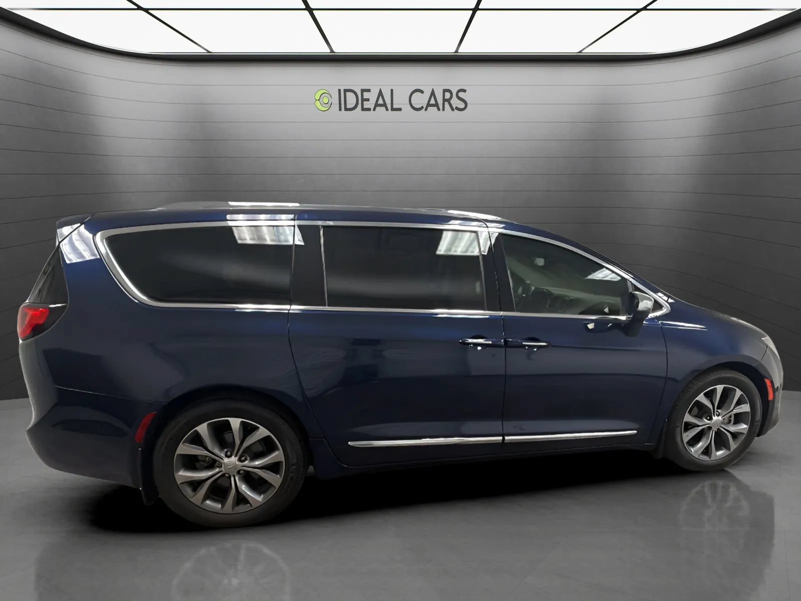 Used 2017 Chrysler Pacifica Limited FWD image 4