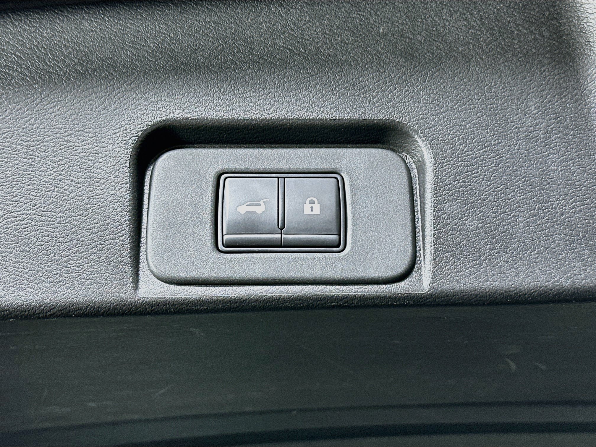 Used 2025 Nissan Rogue SV FWD image 30