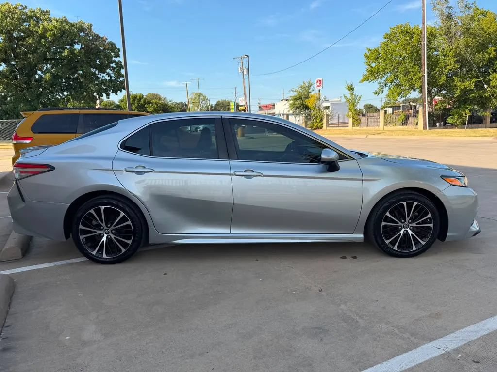 Used 2018 Toyota Camry SE FWD image 7