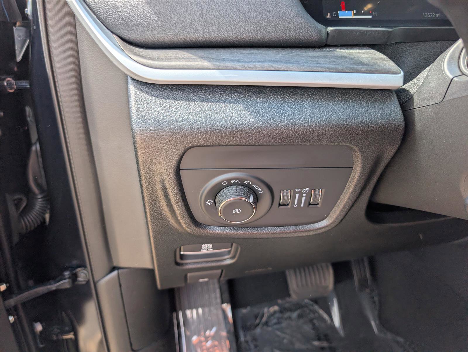 Used 2024 Jeep Grand Cherokee Limited w/ Luxury Tech Group II image 24