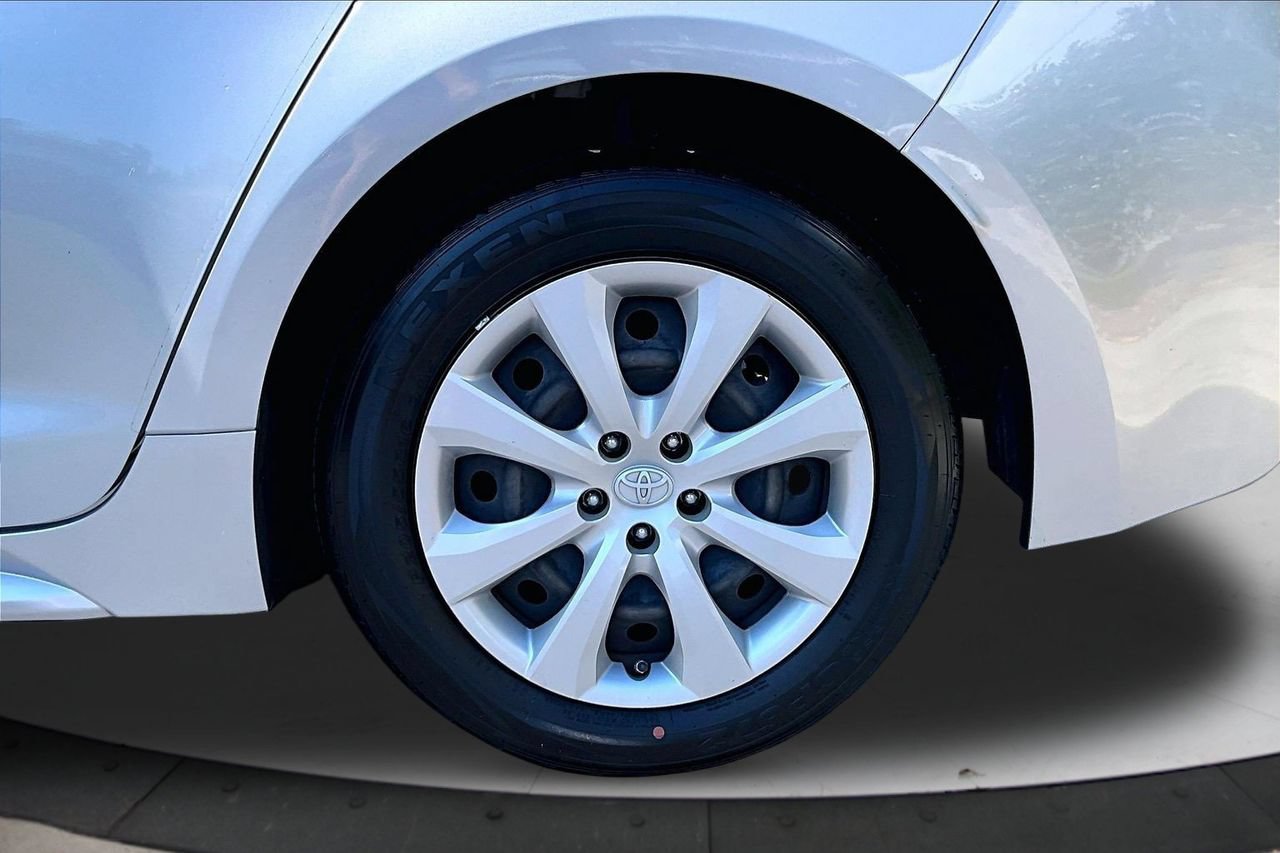 Used 2022 Toyota Corolla LE FWD image 31