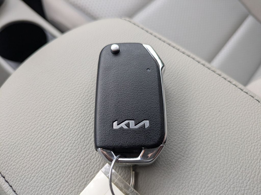 Used 2025 Kia Soul LX w/ LX Technology Package FWD image 26