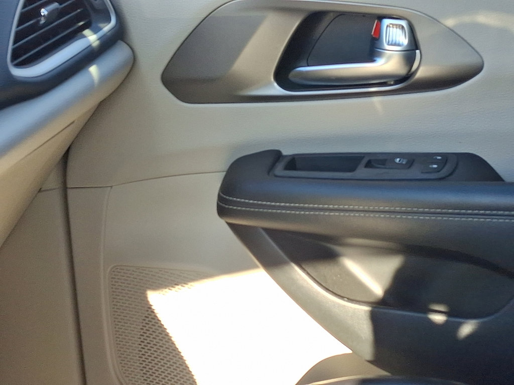 Certified 2023 Chrysler Pacifica Touring-L image 30