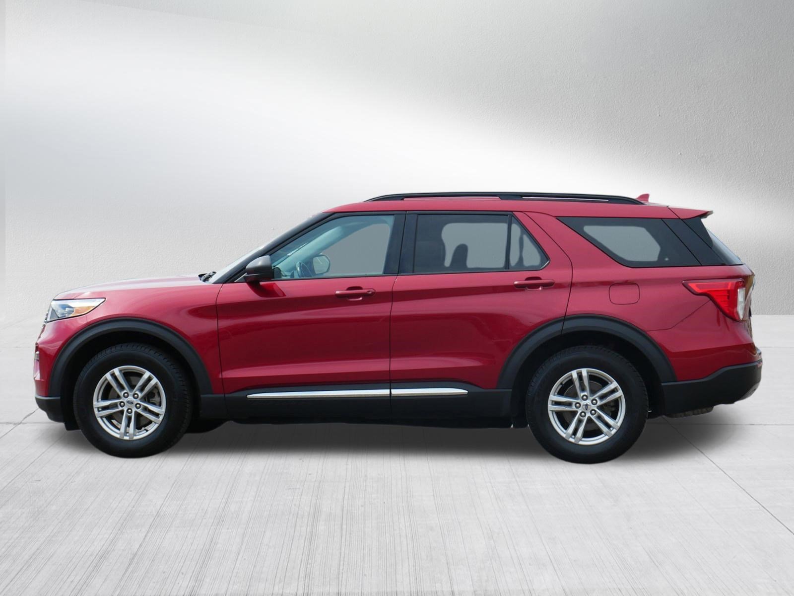 Used 2020 Ford Explorer XLT w/ Equipment Group 202A AWD/4WD image 4