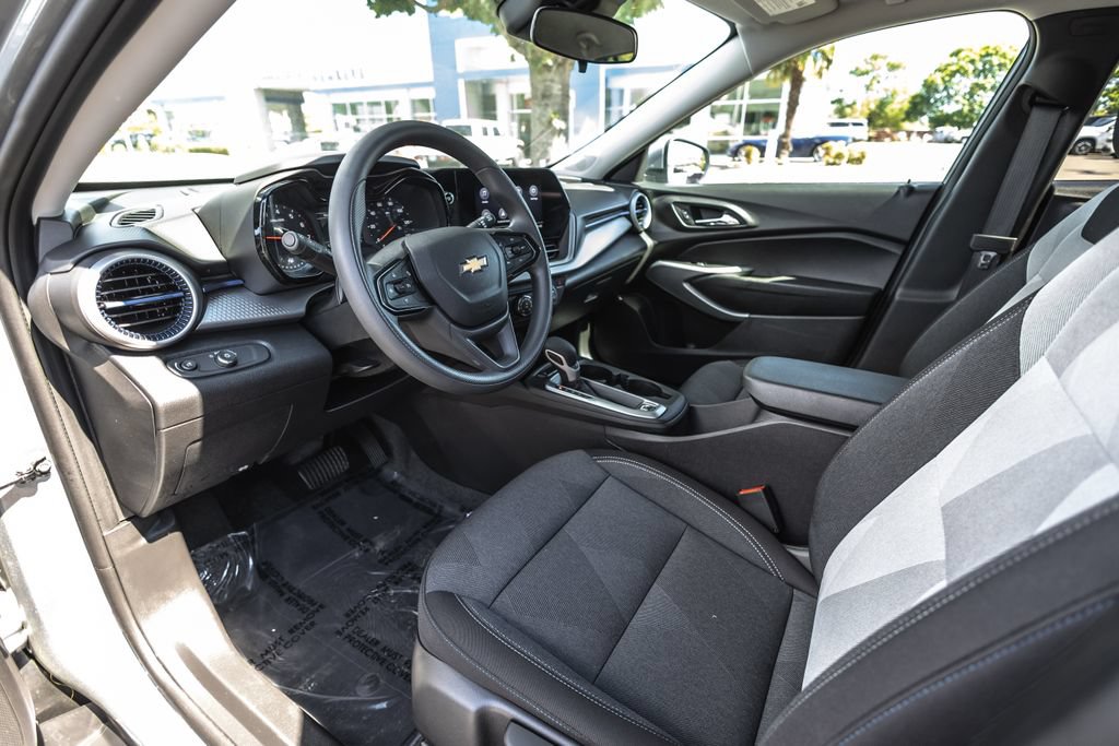 Used 2026 Chevrolet Trax LS w/ LS Convenience Package FWD image 15
