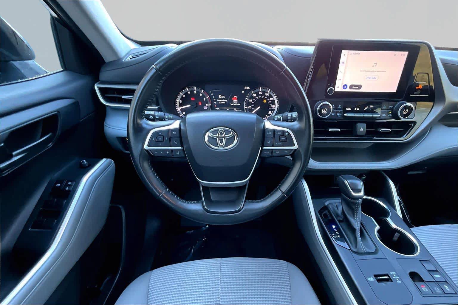 Used 2023 Toyota Highlander LE FWD image 6
