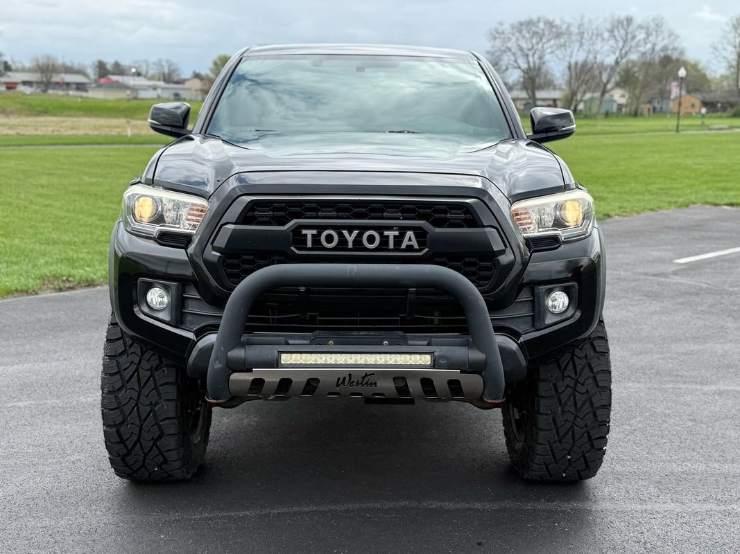 Used 2017 Toyota Tacoma TRD Off-Road w/ Premium & Technology Package image 2