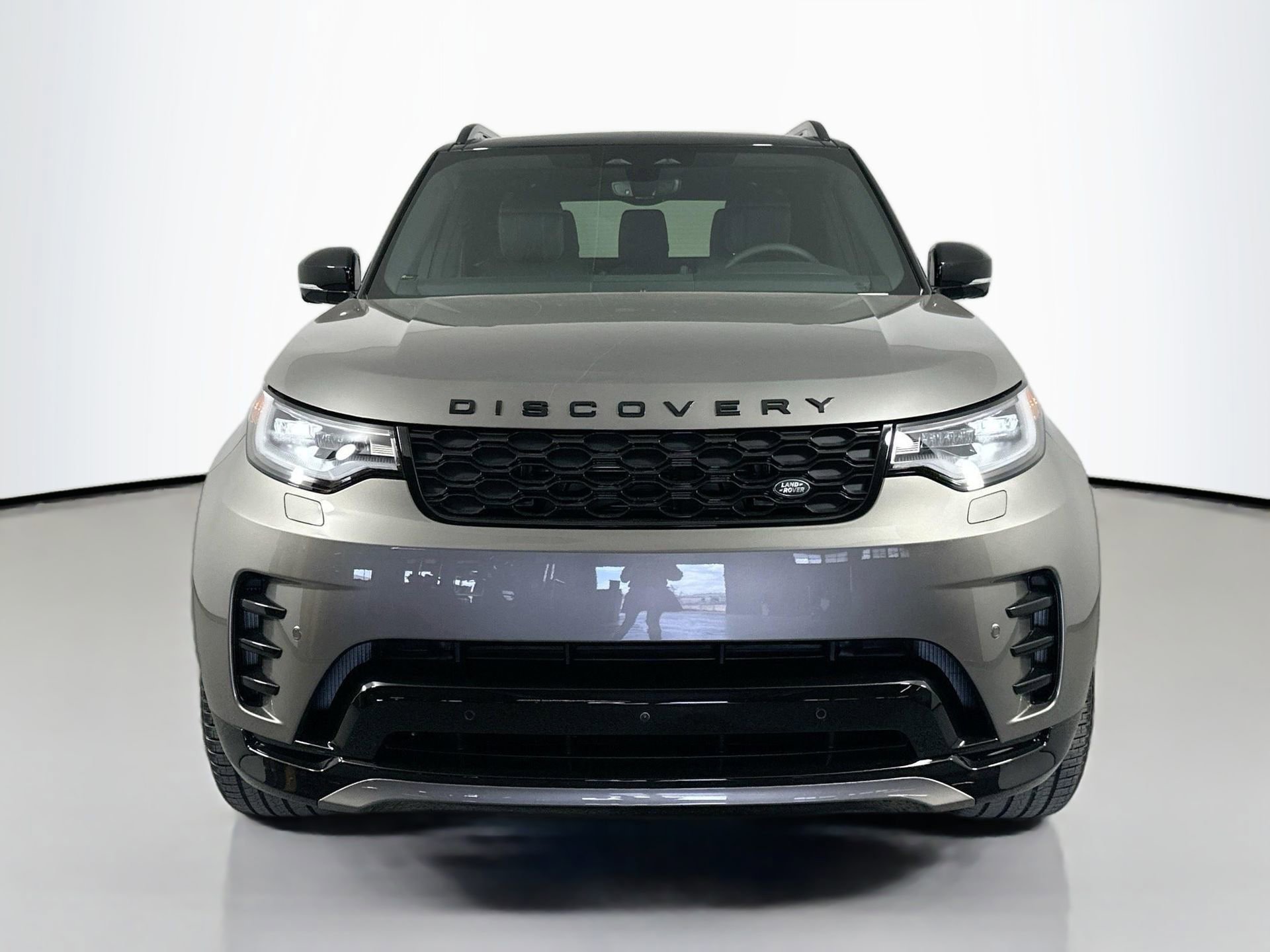 Certified 2024 Land Rover Discovery Dynamic SE image 2