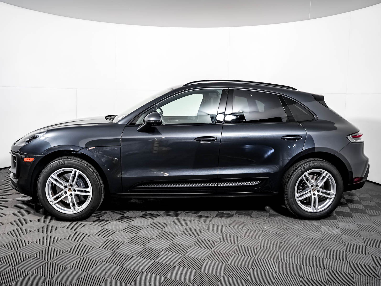 Used 2026 Porsche Macan AWD/4WD image 2
