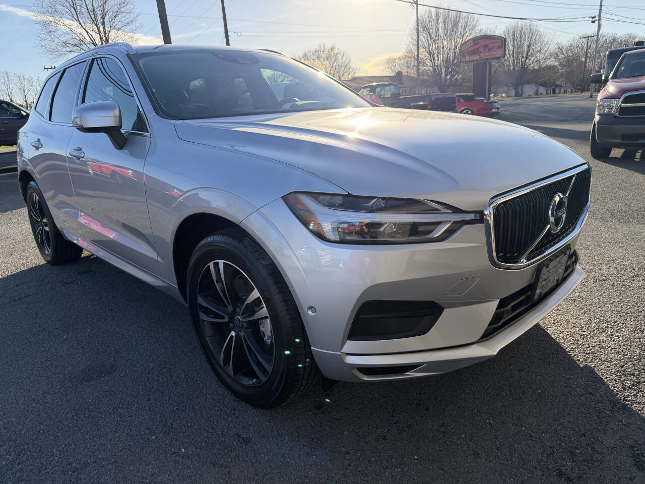 Used 2019 Volvo XC60 T5 Momentum w/ Multimedia Package image 4