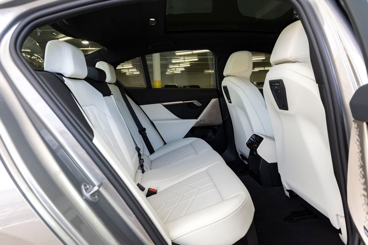 New 2026 BMW 550e xDrive w/ Premium Package AWD/4WD image 28