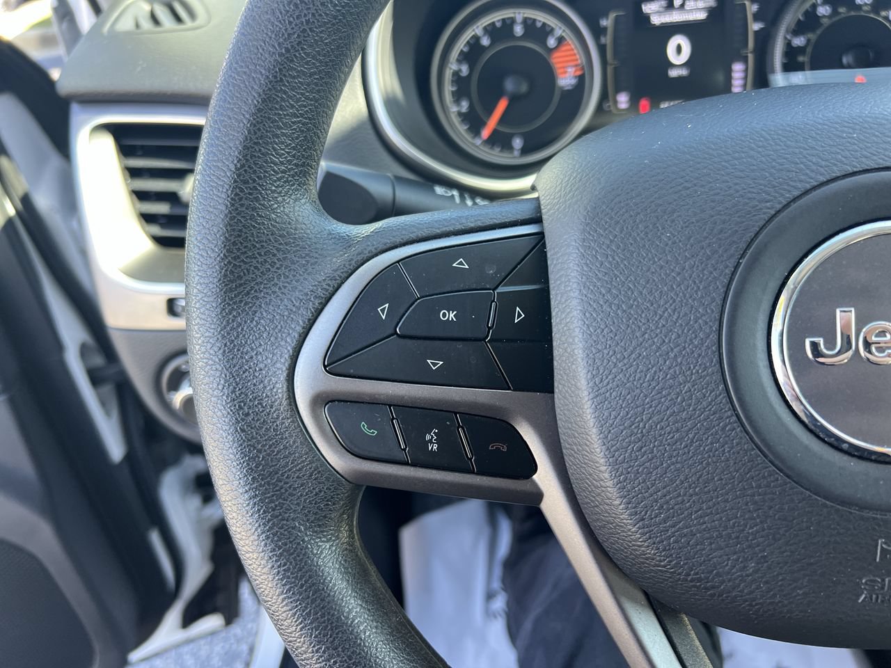 Used 2019 Jeep Cherokee Latitude w/ Popular Appearance Group FWD image 19